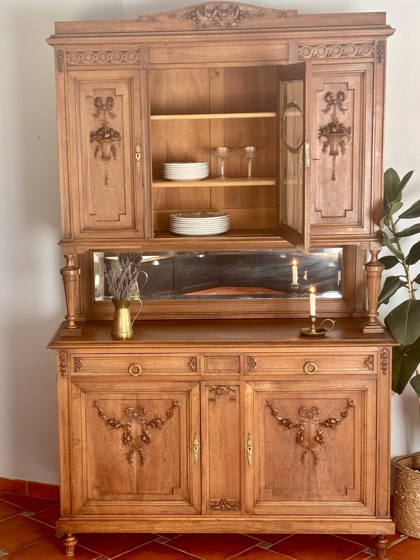 Buffet deux corps en style Louis XVI en chêne sculpté avec miroir – Born
