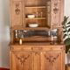 Buffet deux corps en style Louis XVI en chêne sculpté avec miroir – Born