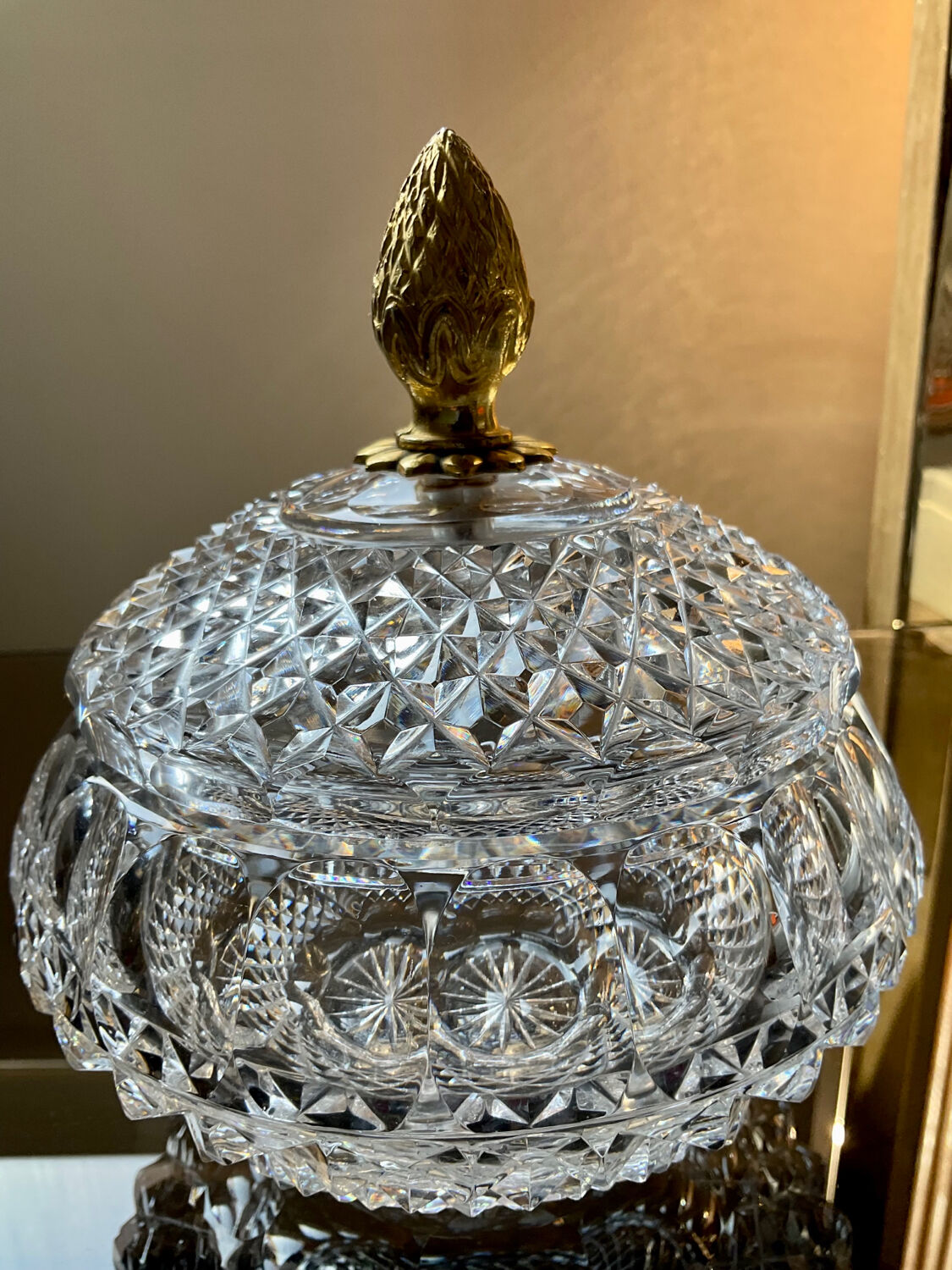 Bonbonnière vintage en cristal ciselé et bronze