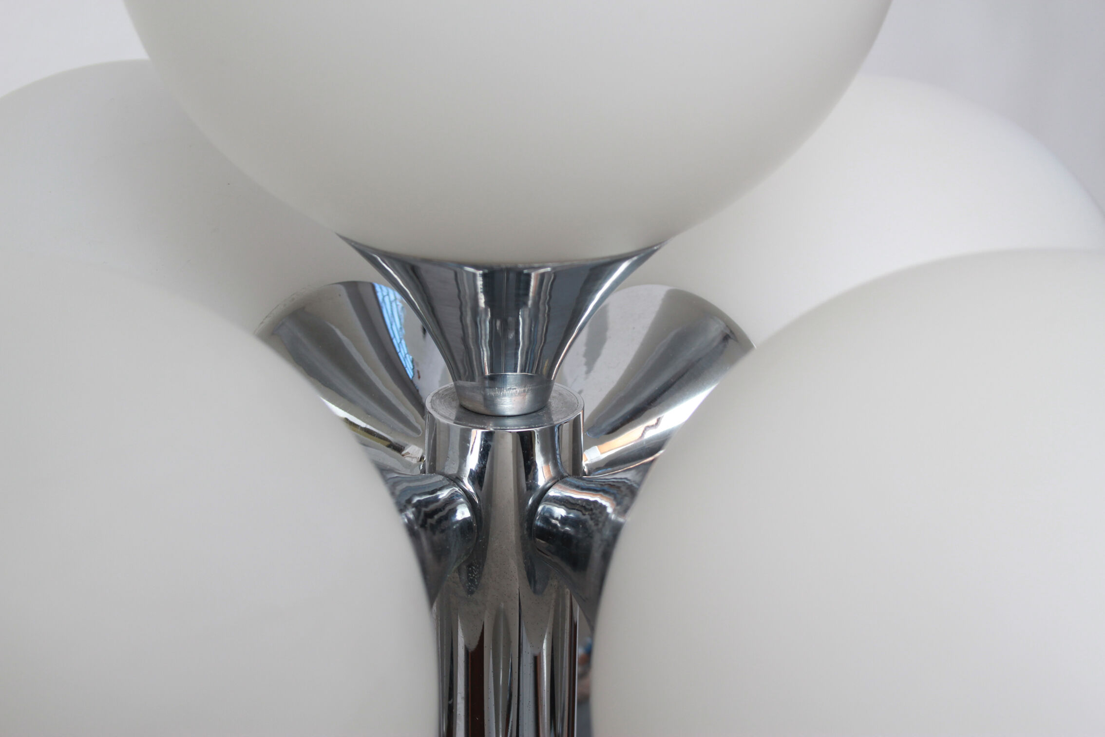 1970s floor lamp in chromed metal and opaline