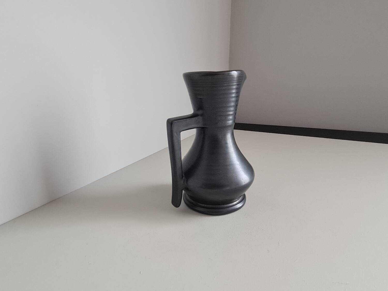 Modernist pitcher in black ceramic / handcrafted / vintage / France / 60s / mid-century / 20th century / kergonan