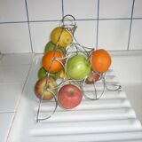 Door-fruit in metal wire