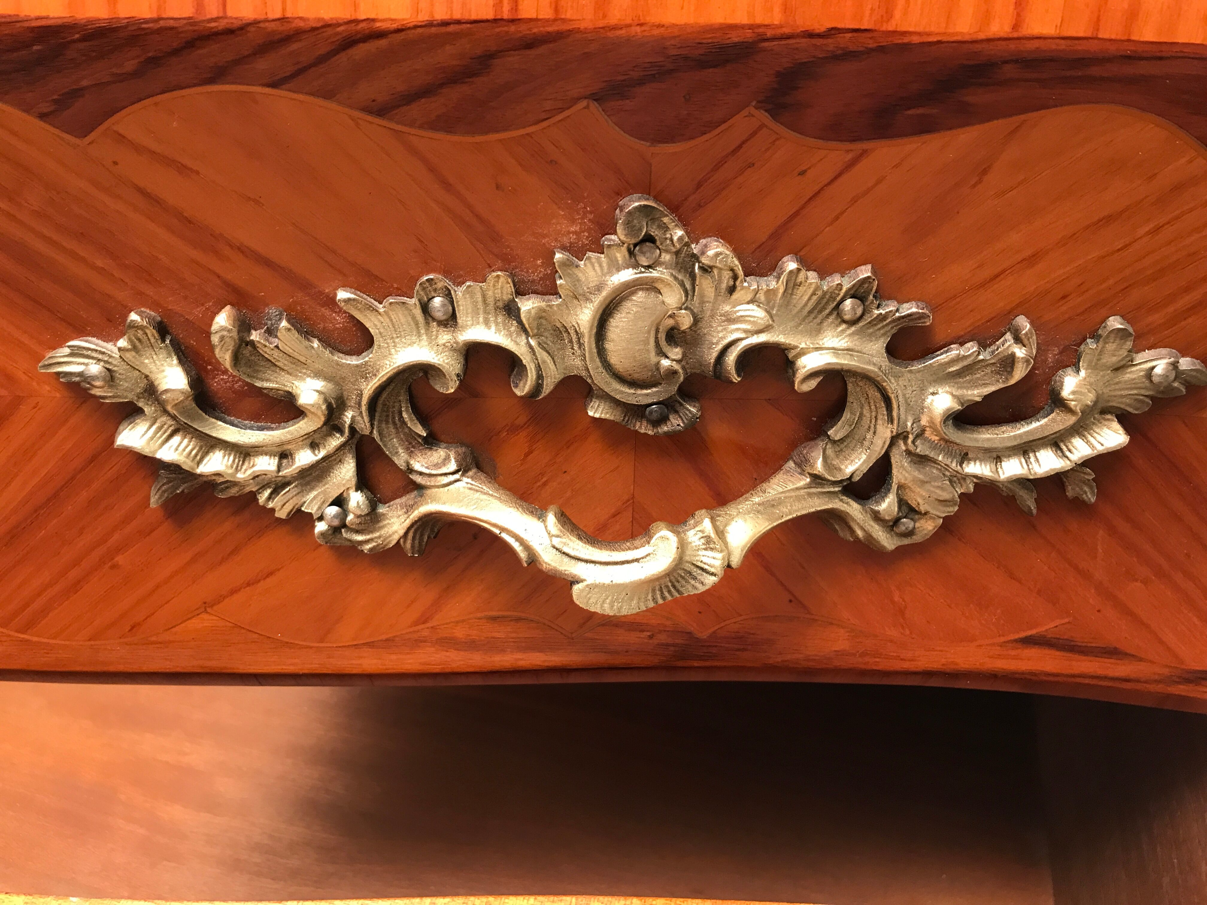 Commode de style Louis XV en placage d'acajou et bois de rose XX siècle