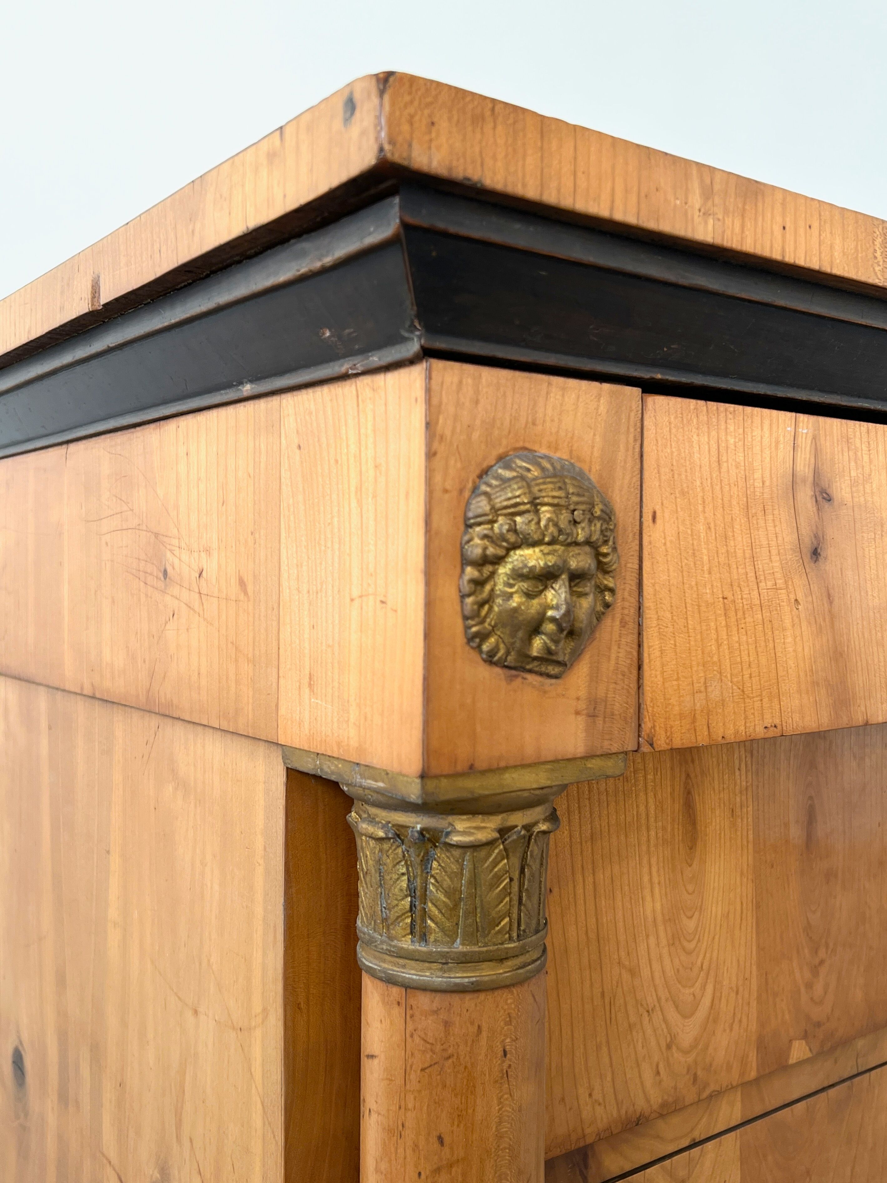 Commode Biedermeier en placage de merisier circa 1830