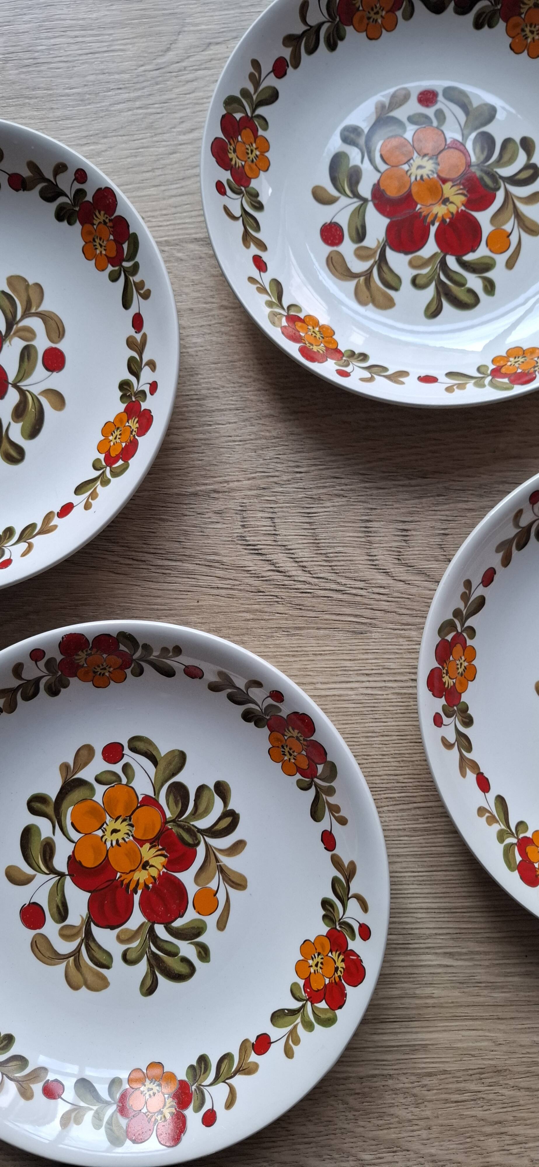 Set of 6 Moulin des Loups plates with red flowers