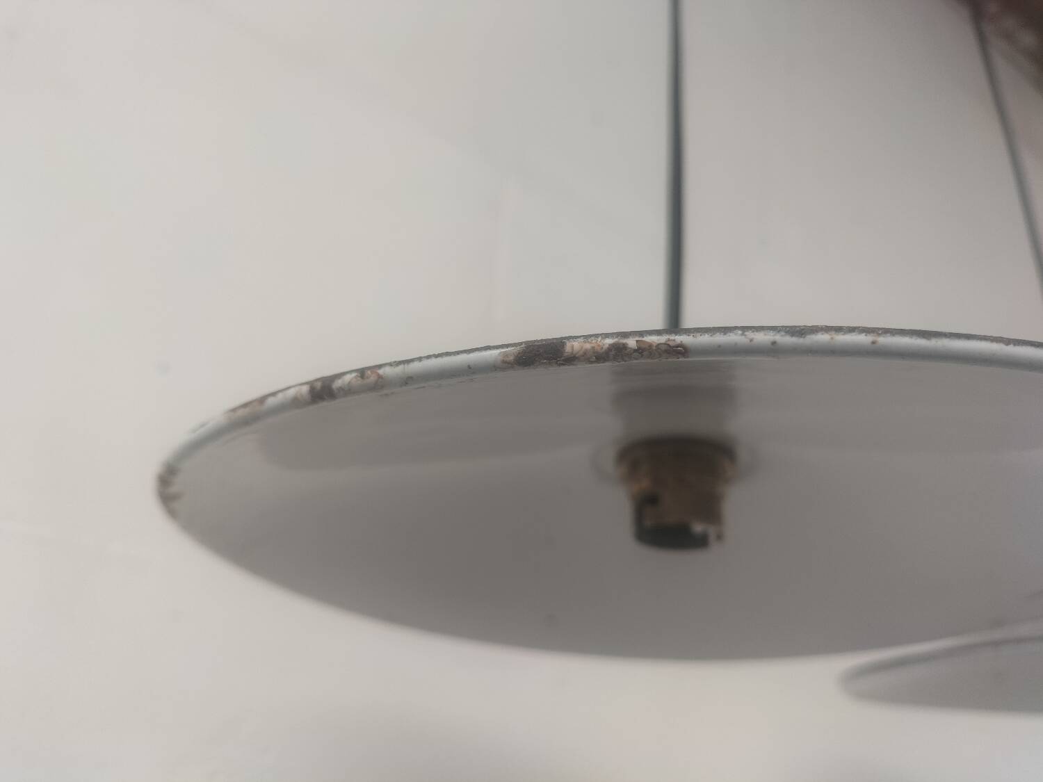 2 enamelled sheet metal suspensions