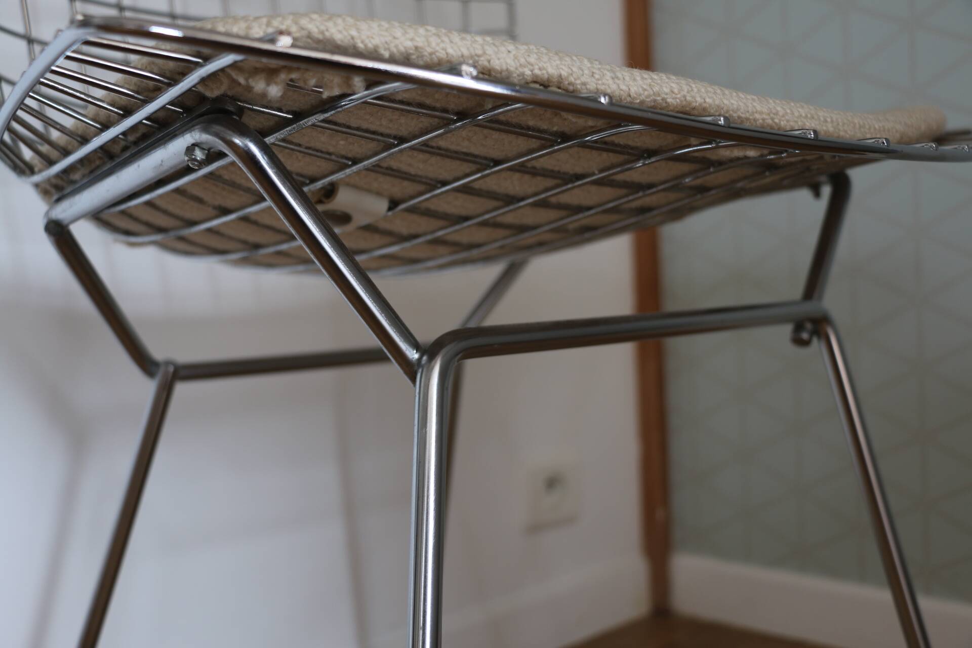 4 chrome Bertoia chairs with cushion