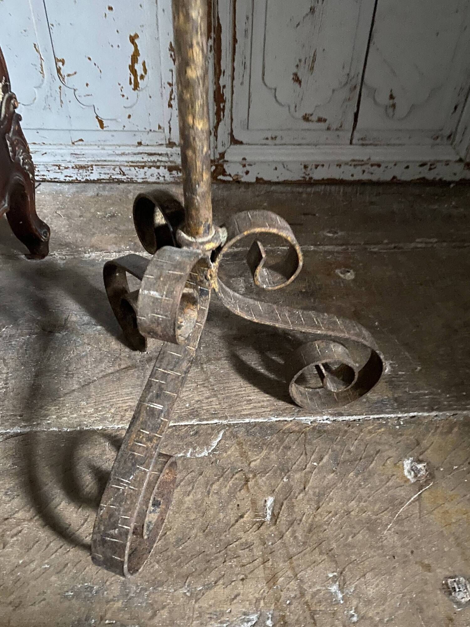 Floor candelabrum