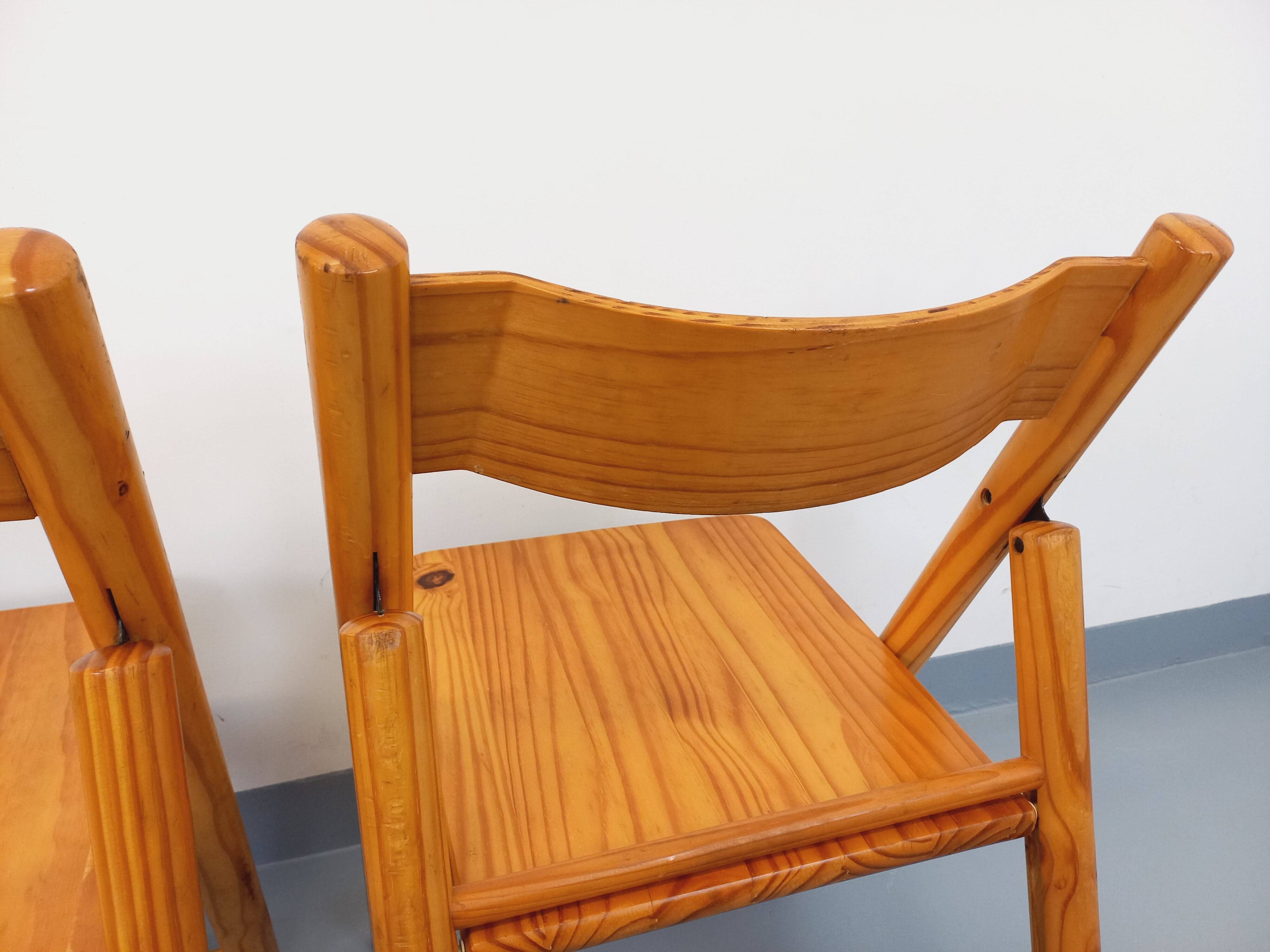 Pair of vintage folding chairs in pine from the 70s and 80s.