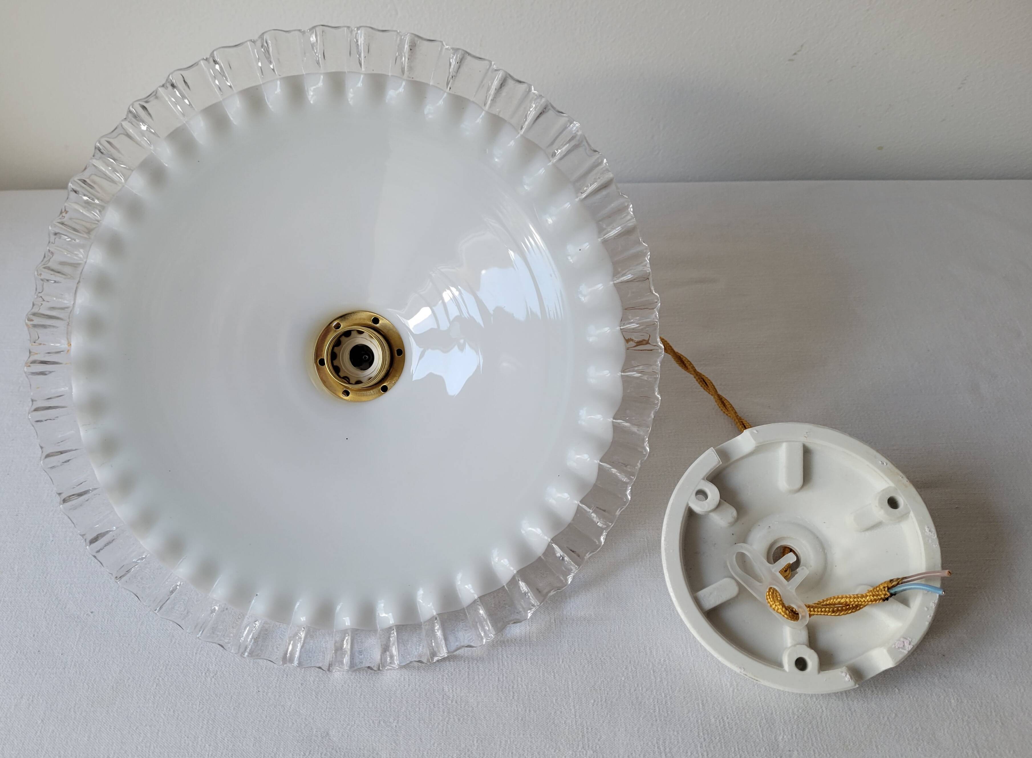 Suspension en opaline dentelée