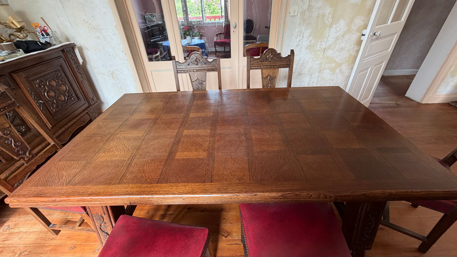 Table en chêne massif avec 2 rallonges intégrées et 7 chaises