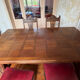 Table en chêne massif avec 2 rallonges intégrées et 7 chaises