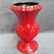 Vase rouge en céramique avec des reflets noirs à deux anses