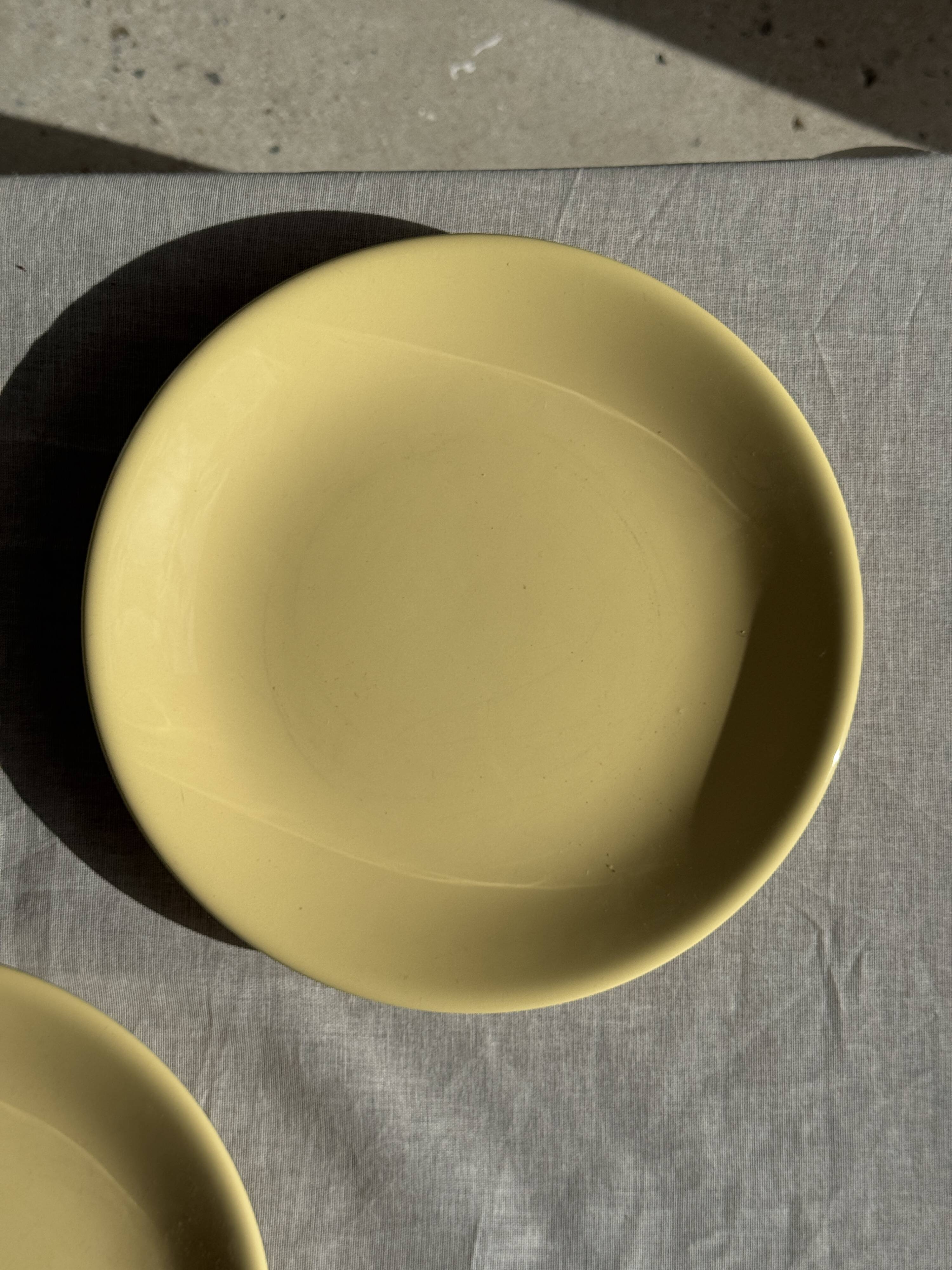 Set of 2 large yellow plates without brand D25.5