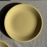 Lot de 2 grandes assiettes jaunes sans marque D25,5