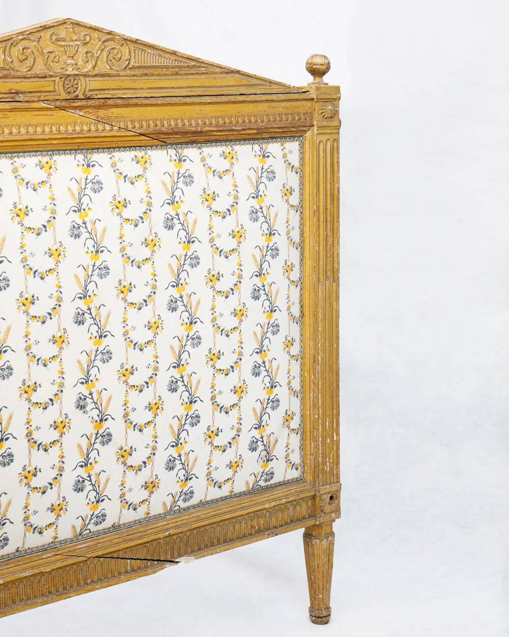 Sculpted and painted day bed frame in the Louis XVI style from the 19th century.