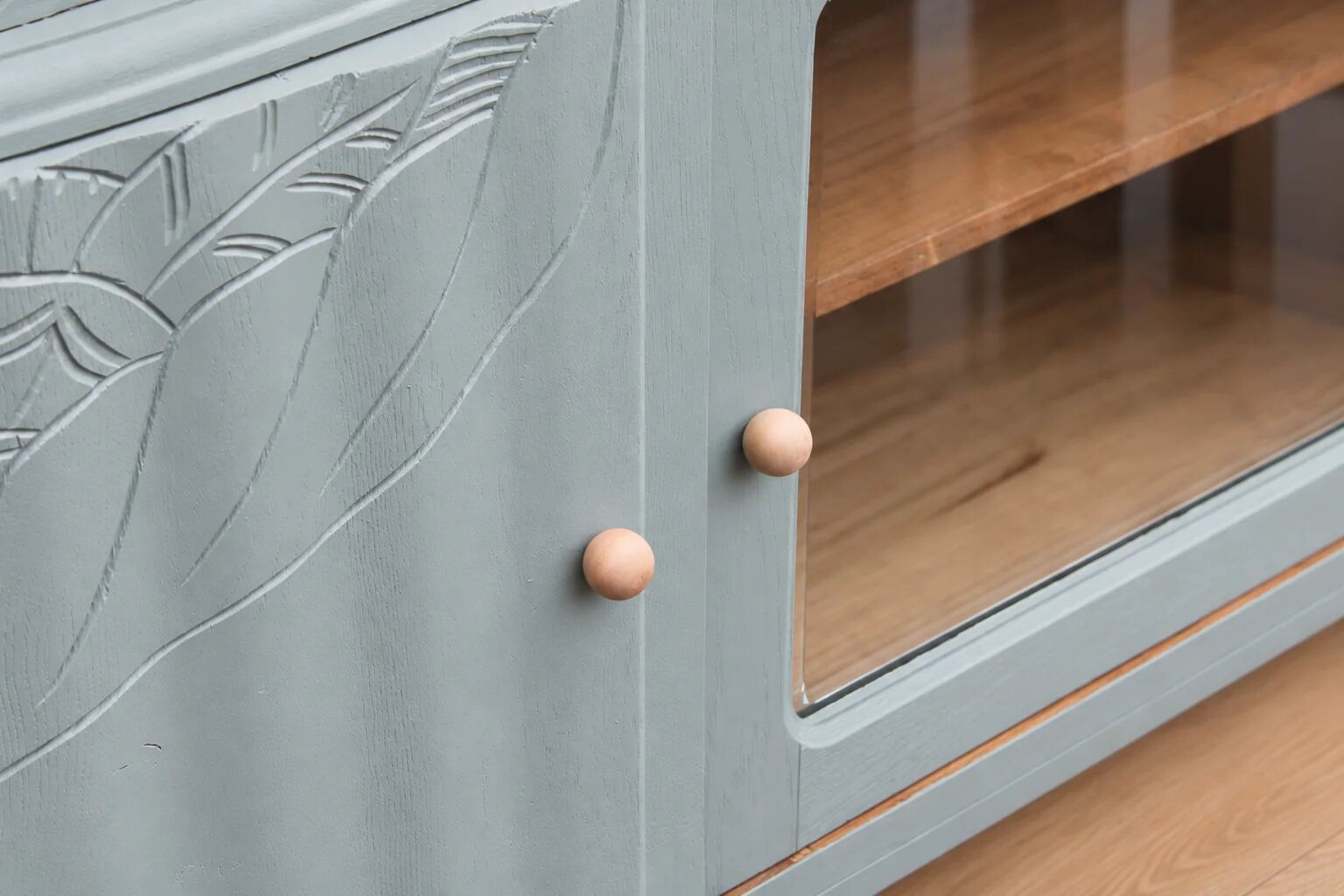 Art Deco sideboard renovated in blue-grey – Bevelled glass and wooden legs – 132.5 cm