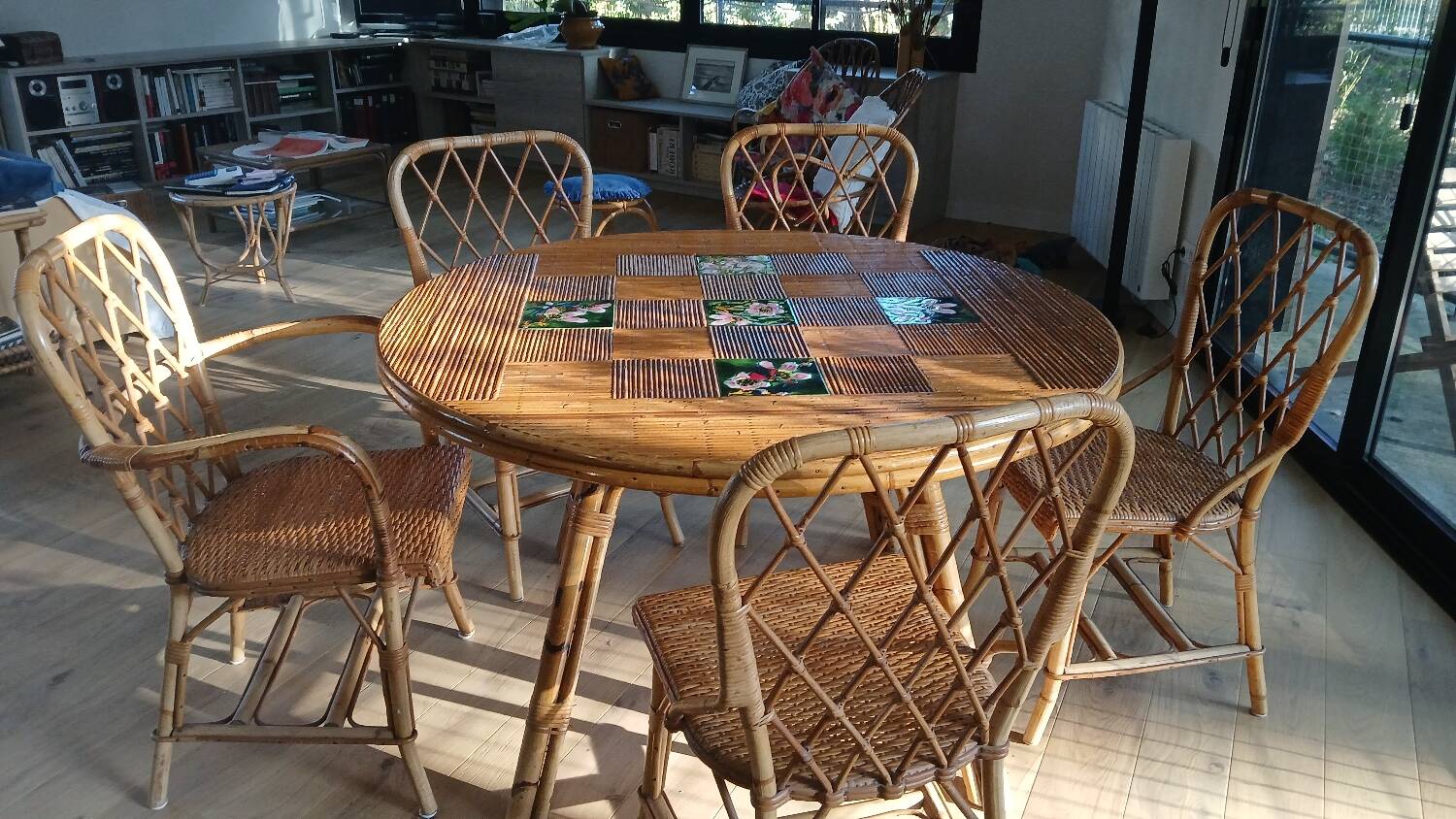 Round dining table Audoux Minet with 4 chairs and 2 armchairs.