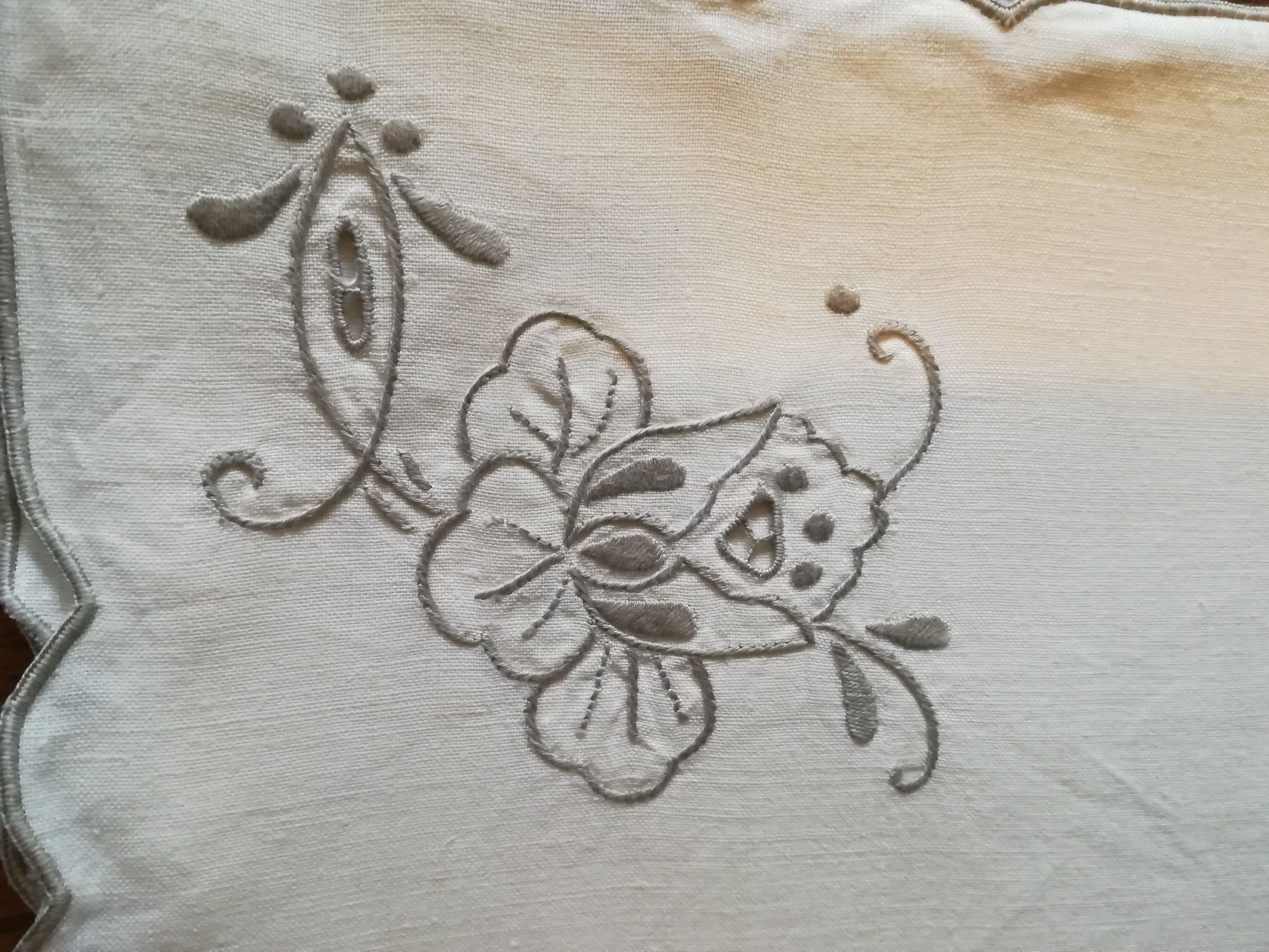 Round off-white tablecloth embroidered with grey flowers with 8 matching napkins - festive table