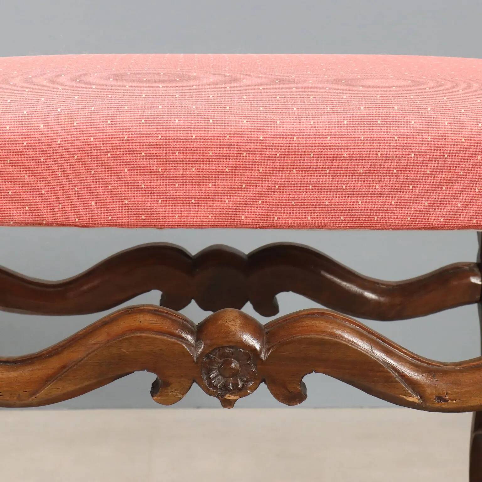 Paire de tabourets baroques anciens en noyer sculpté et tissu, Italie, XVIIIe siècle