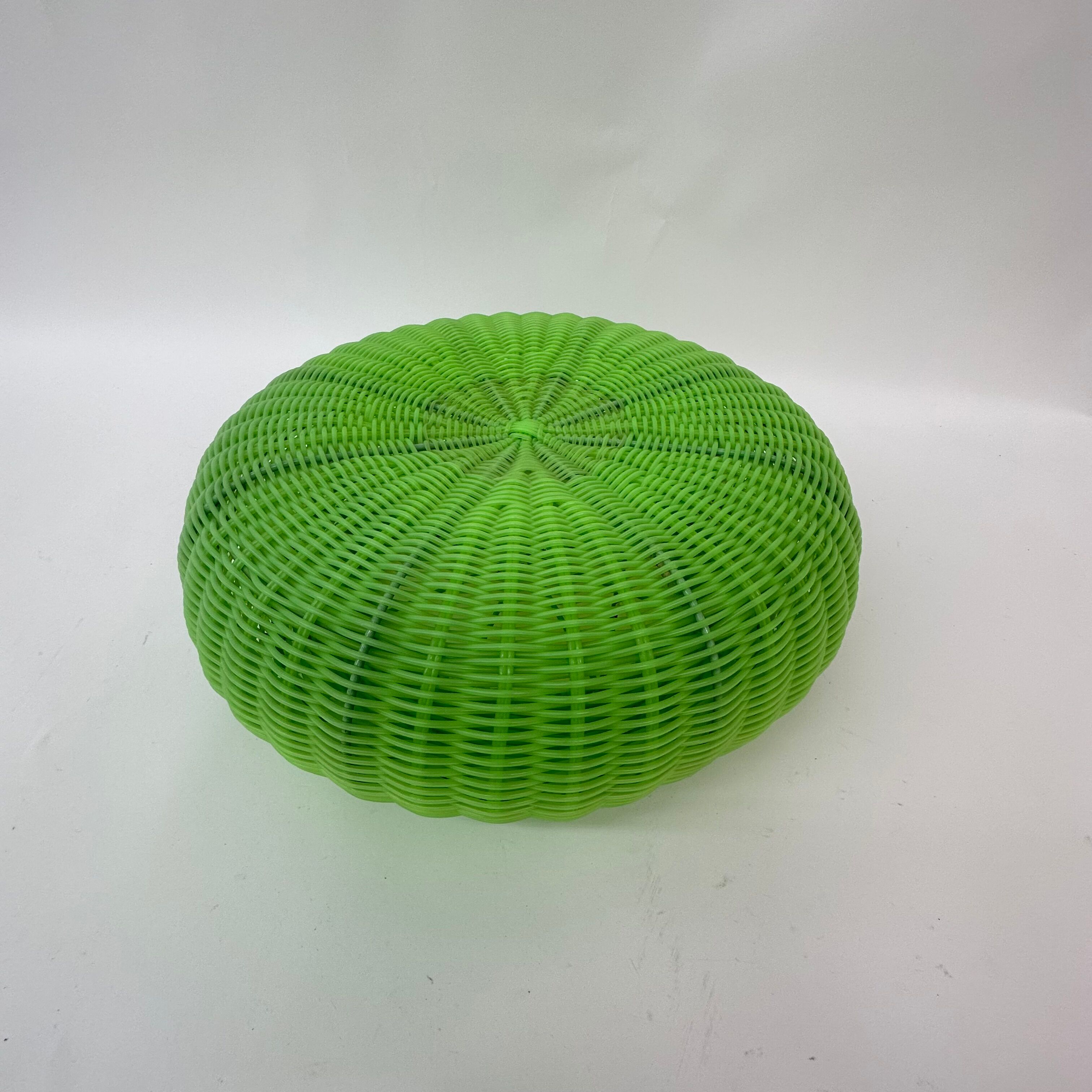 Panier de vélo en plastique marron moutarde vintage des années 70 avec housse en faux osier tissé - Canada