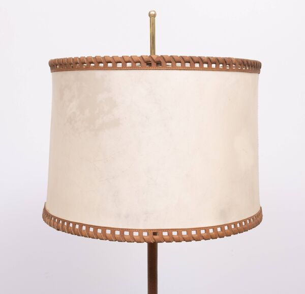 Lampadaire Charlotte Wawer, abat-jour parchemin, détails en laiton, Allemagne des années 1950