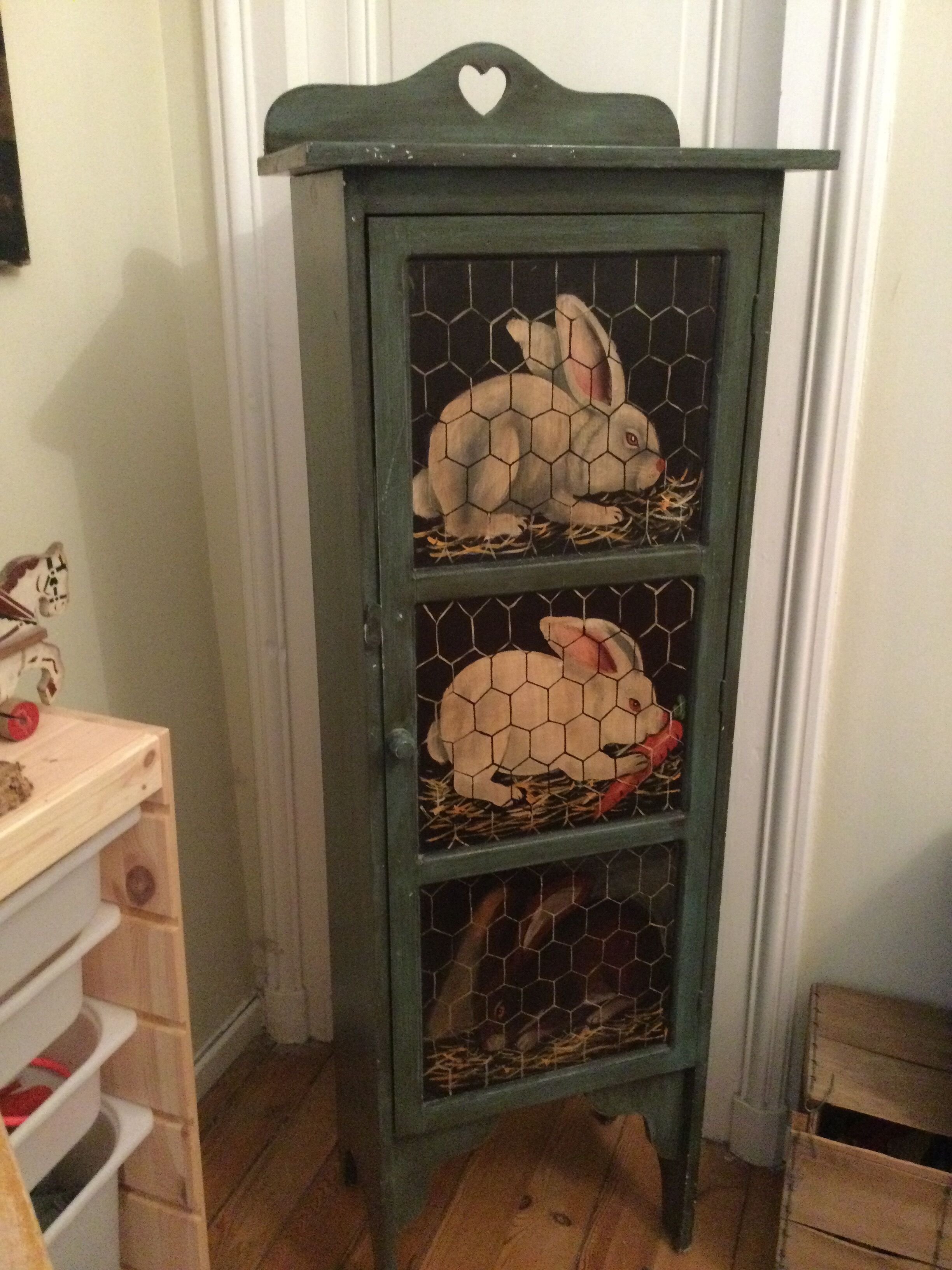 Decorated shelf cabinet 3 rabbits