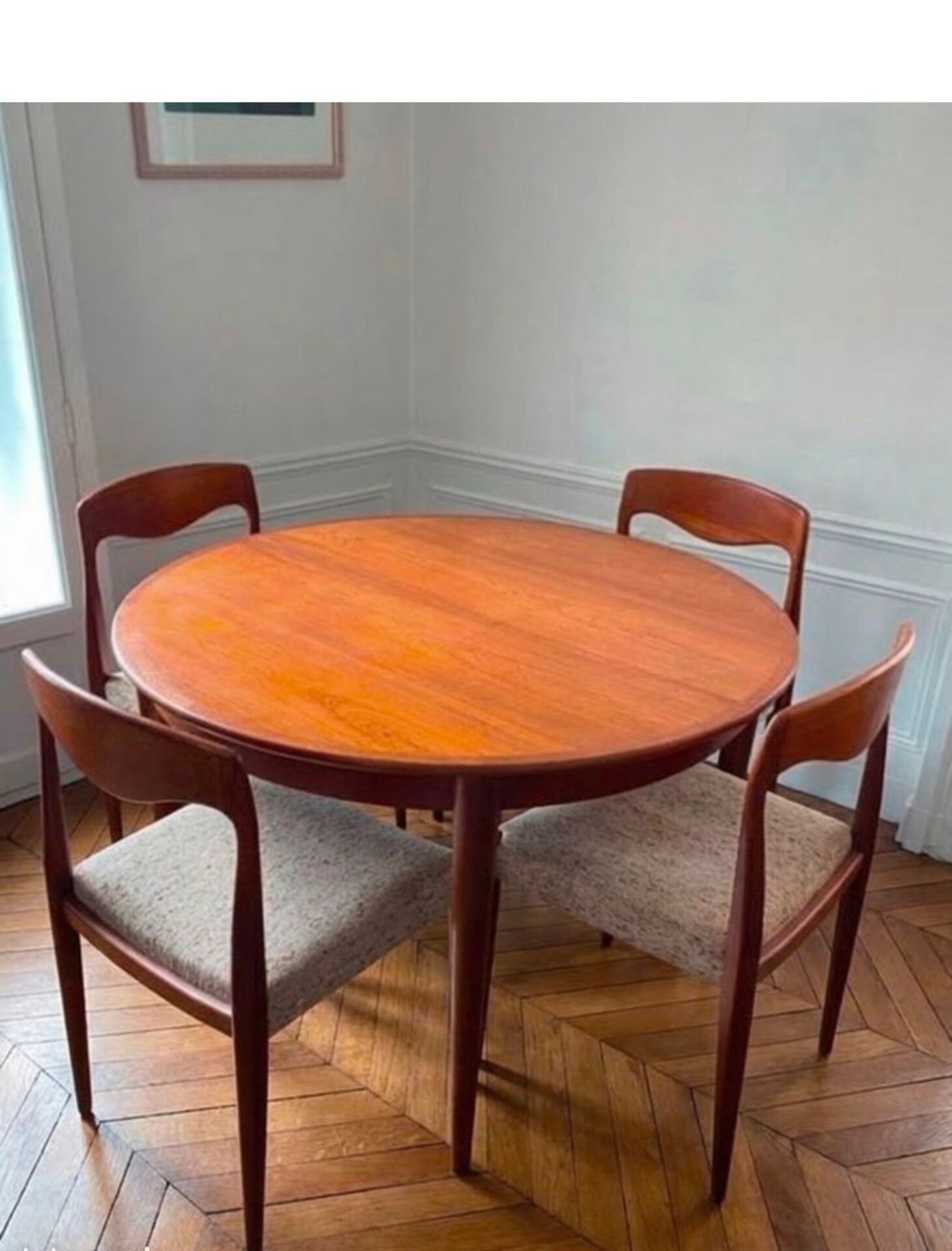 Large Danish round/oval table for 4 to 7-8 people, extendable (110 -
