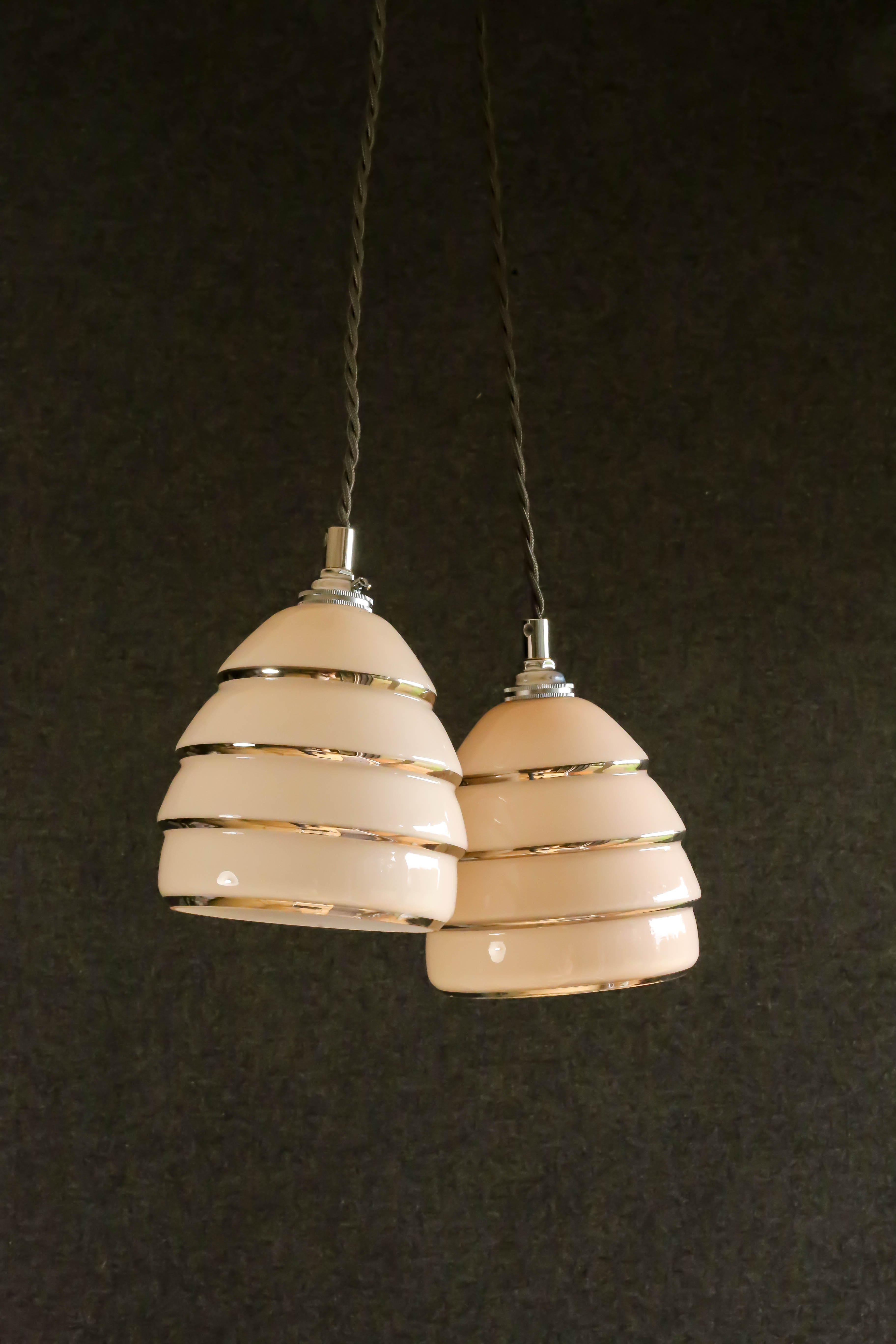 Set of 2 pink glass pendant lamps with silver threads