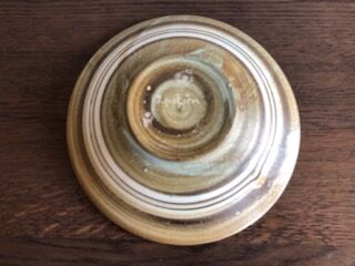Ceramic dish of the 2 potters with decoration in concentric circles in shades of yellow, brown and white