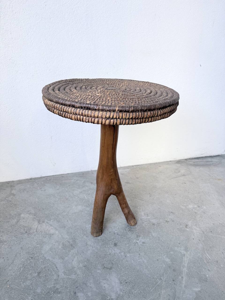 Sellette tripode art populaire en paille tressée, 1950