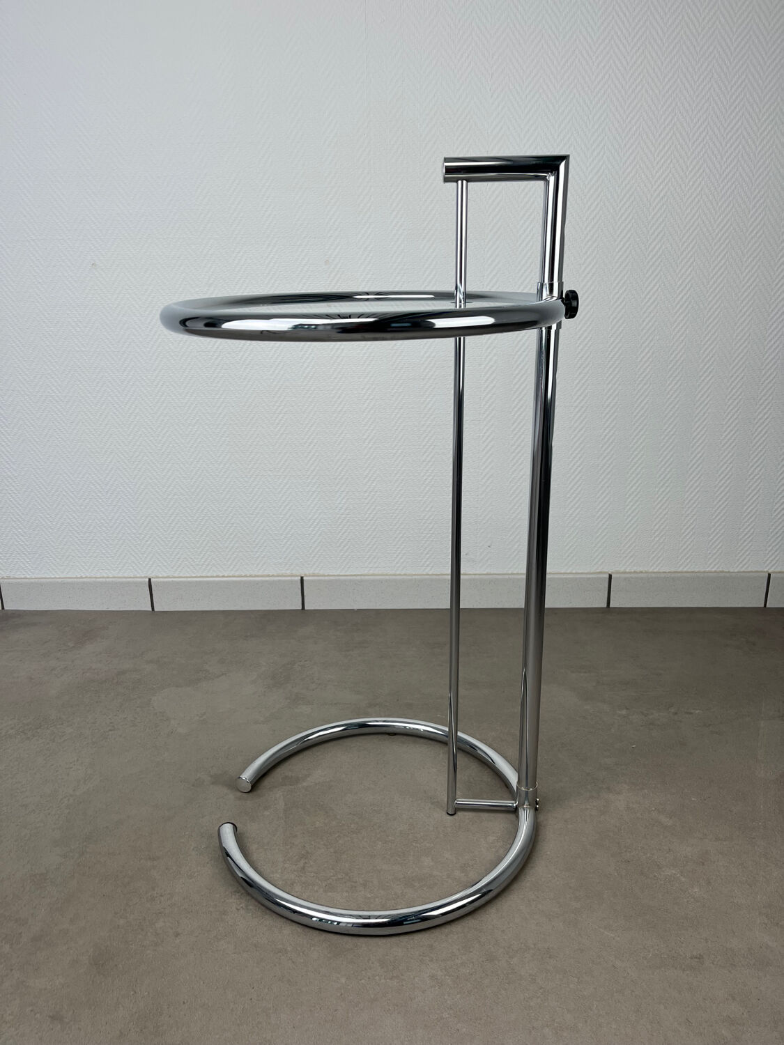 Chrome and glass design side table, adjustable.