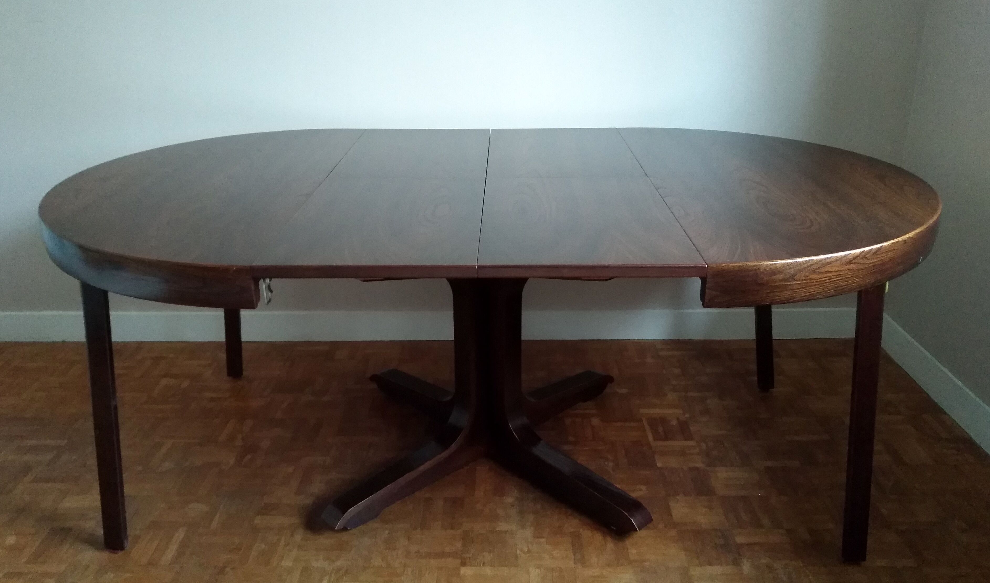 Extendable round table on central support