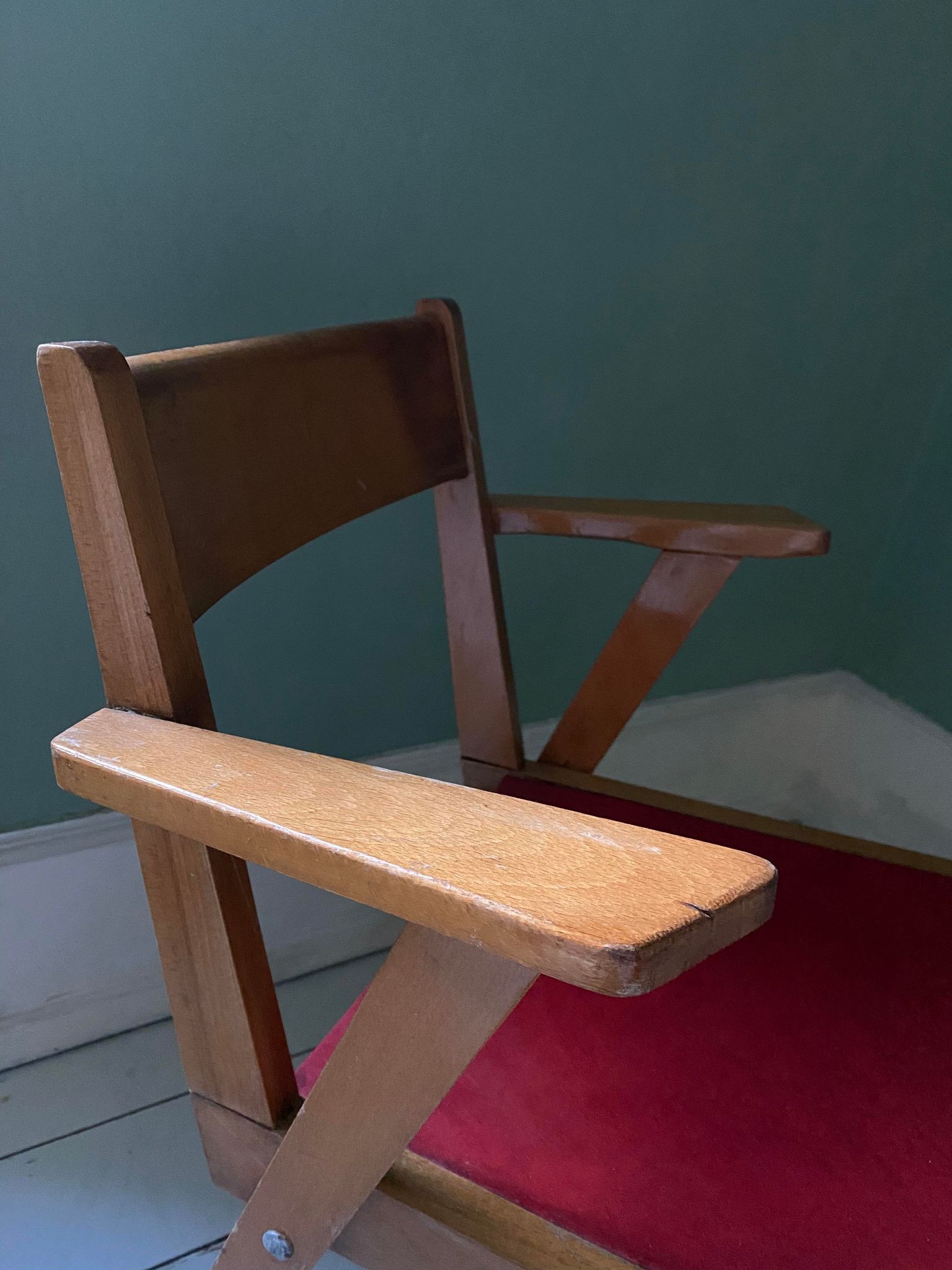 Fauteuil en bois blond et simili cuir rouge 1960