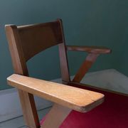 Fauteuil en bois blond et simili cuir rouge 1960