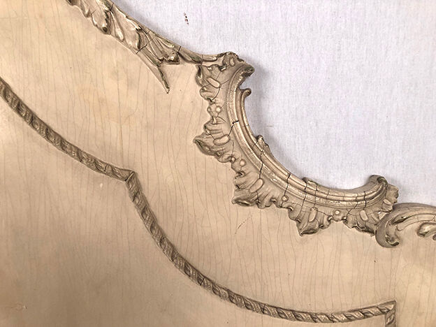 Tête de lit en bois laqué crème de style rococo, milieu XXe