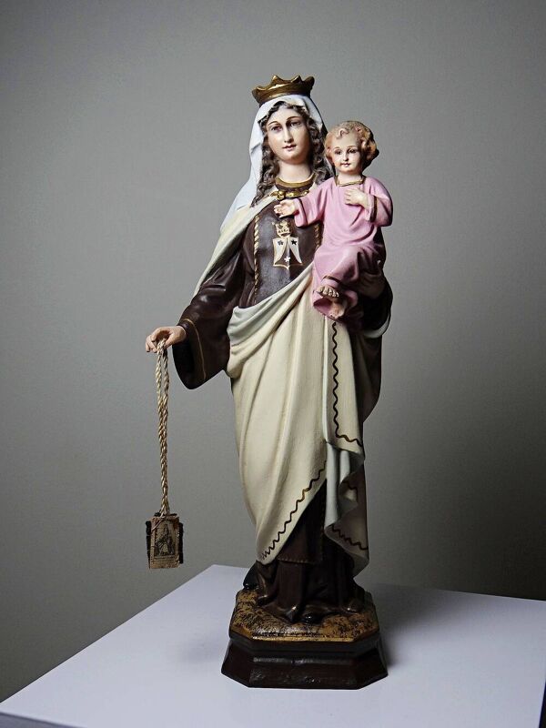 Statuette stuc ND du Mont Carmel, ateliers Olot, yeux en verre, 1920-1930