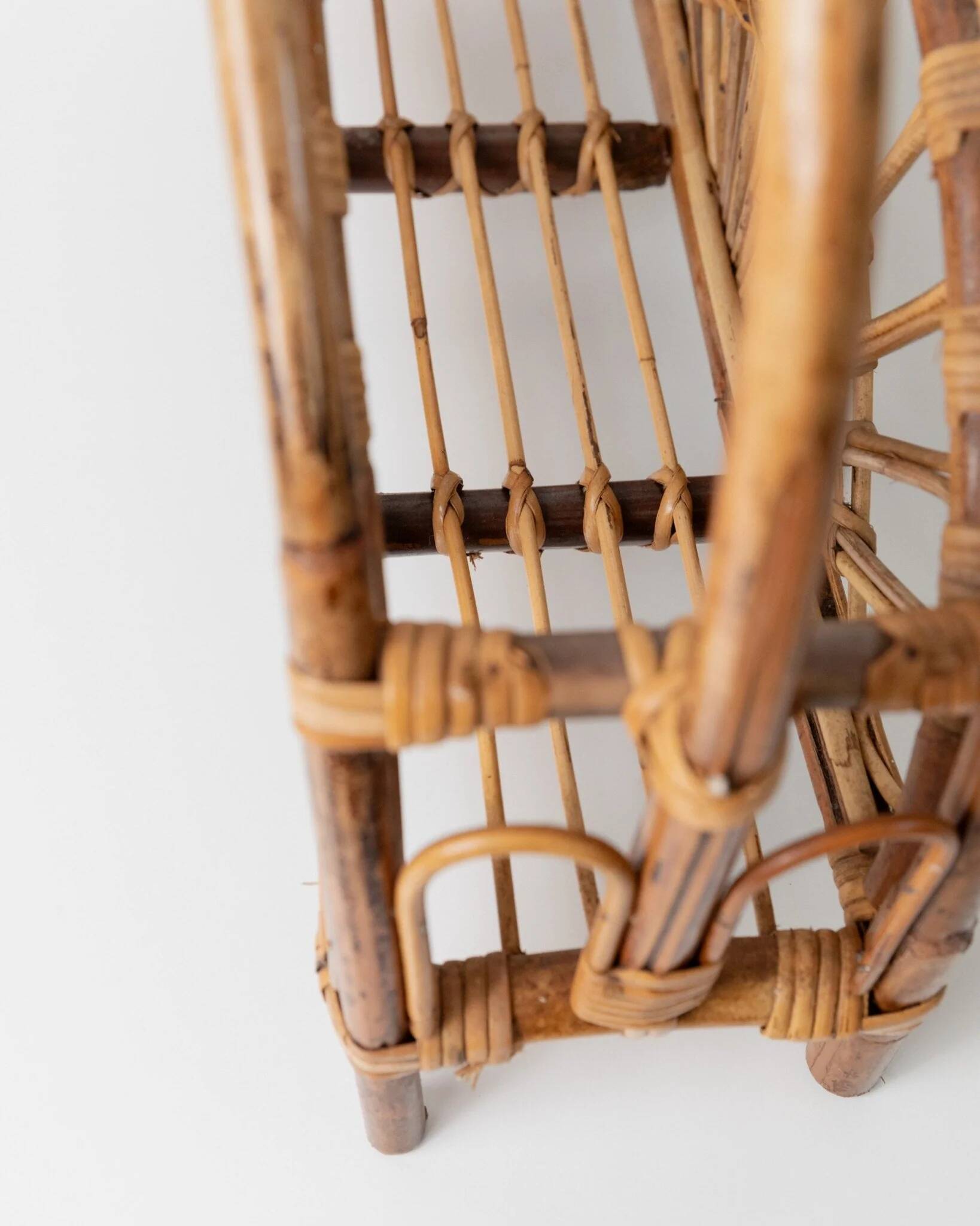 Vintage bamboo magazine rack in bois wood finish, rotin-et-osier-inspired, mid-century Italian design, 1970s