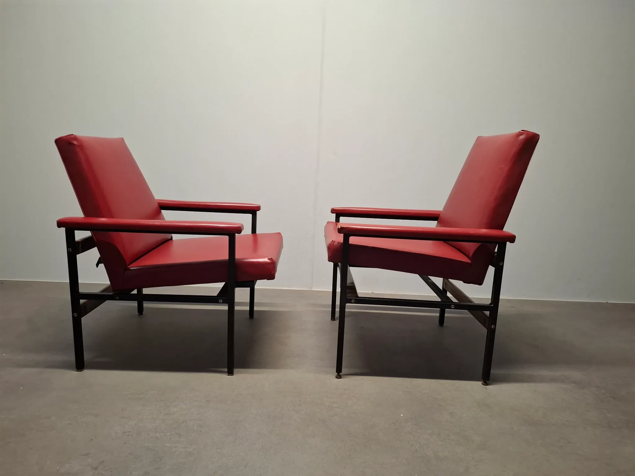 Ensemble de 3 fauteuils rouges de style mid-century moderne, Tchécoslovaquie, années 1970.
