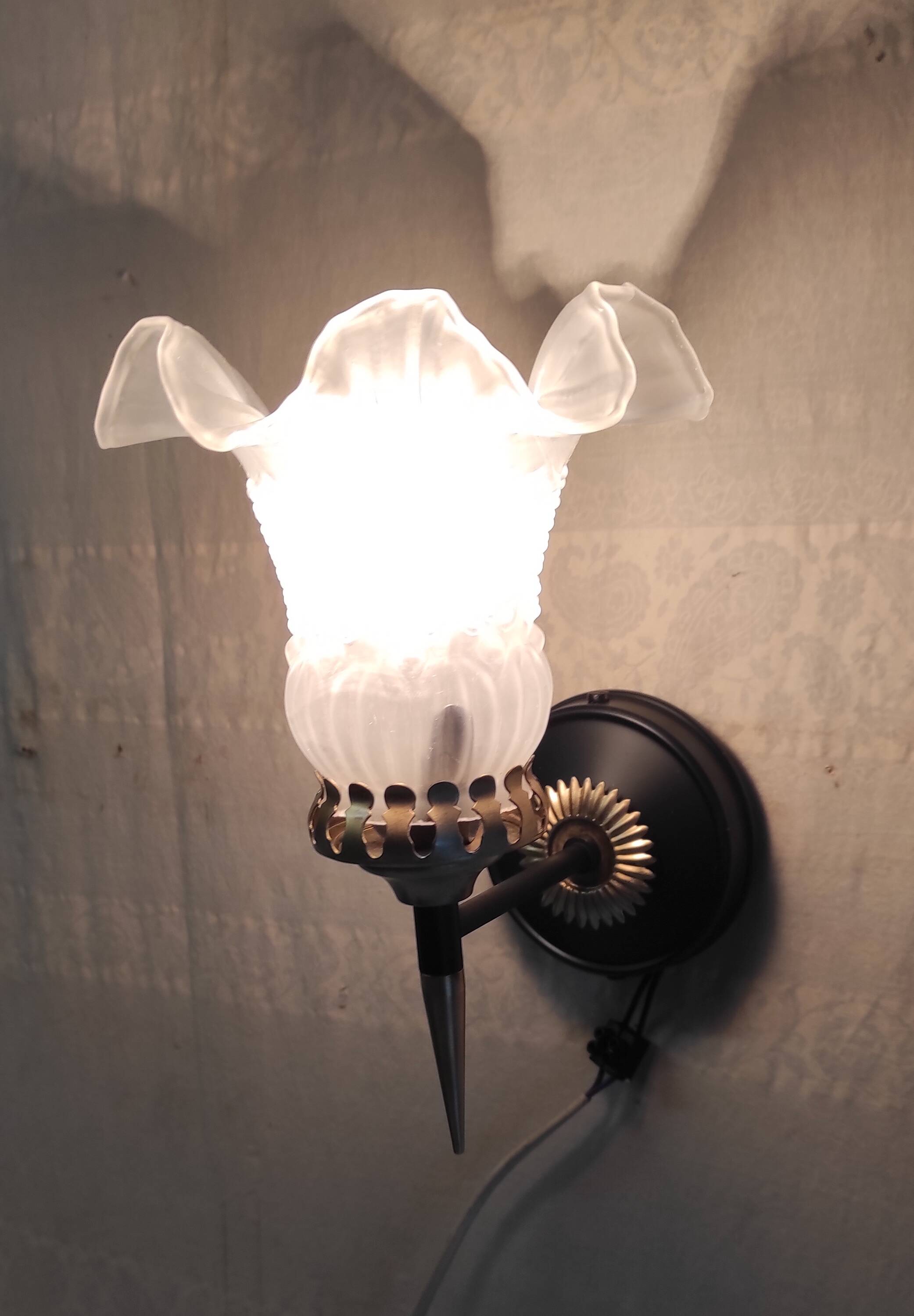Art Deco wall light in brass with glass shade - mid 20th century.