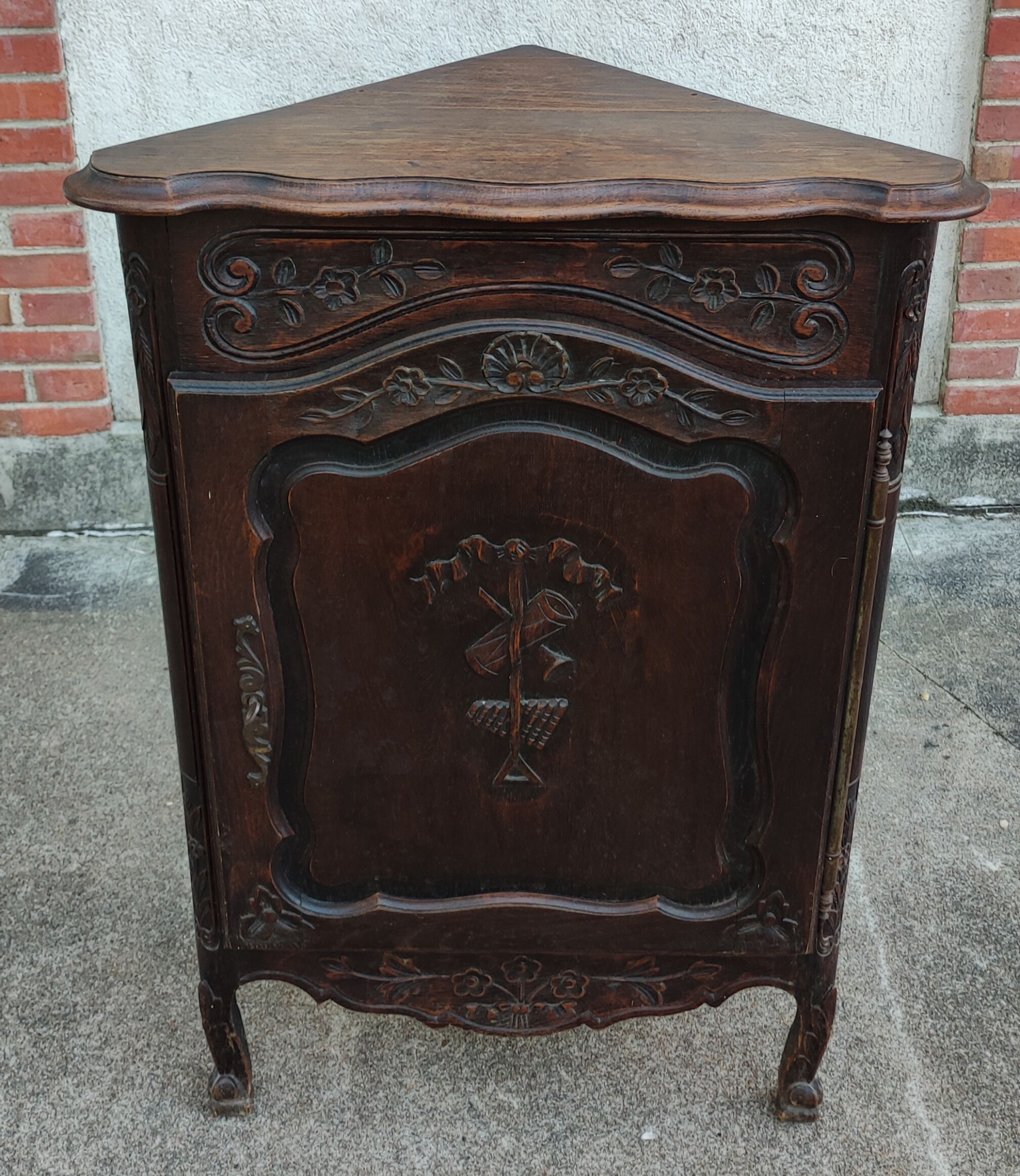 Neoclassical notch Louis XV style