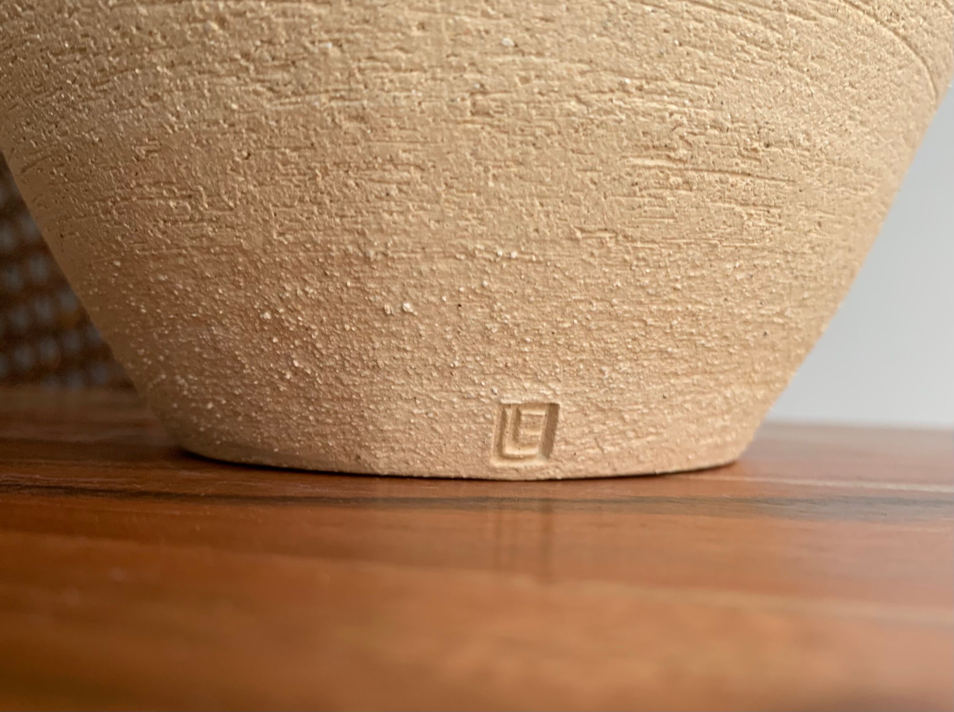 Chamotted white sandstone vase