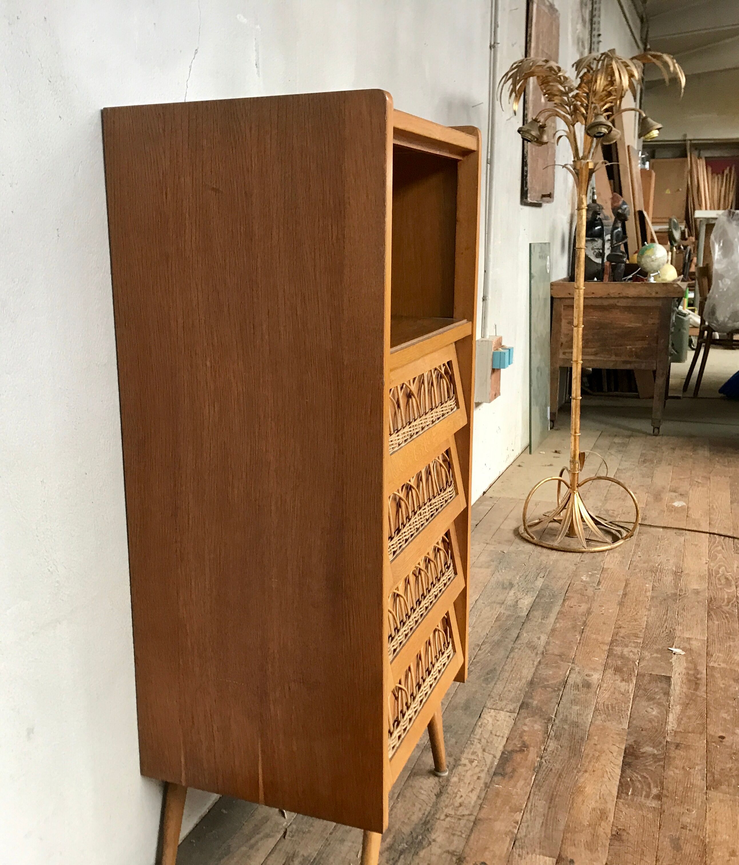 1950-foot compact dresser