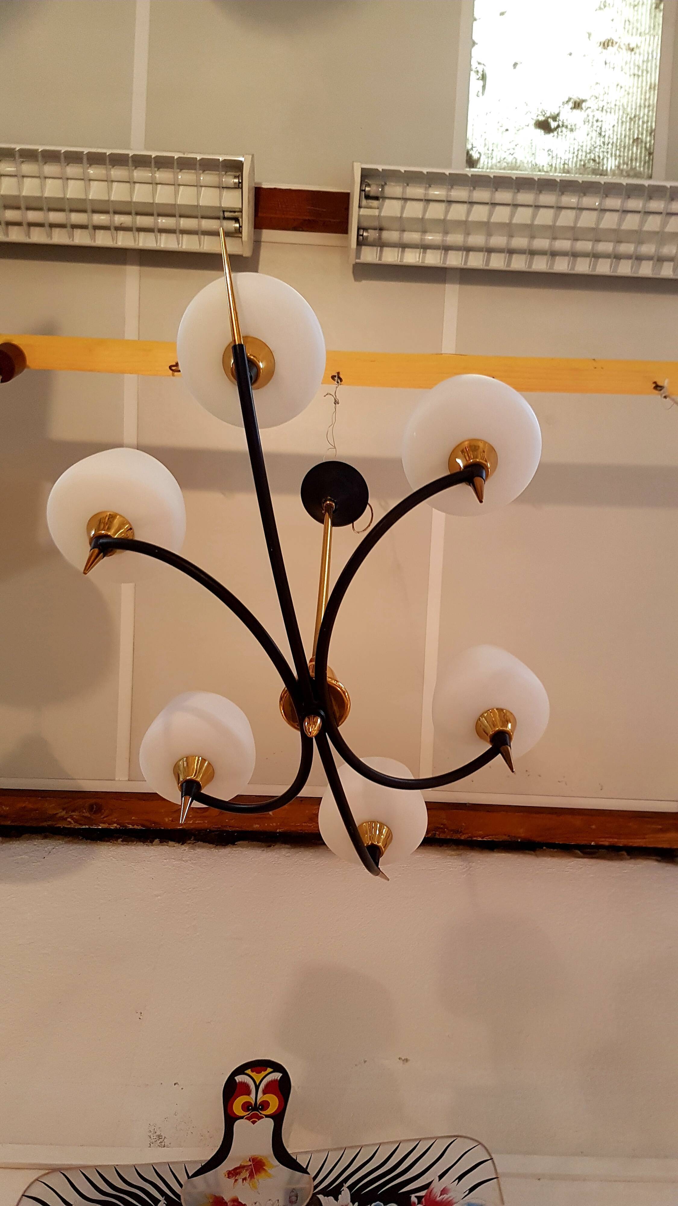 Chandelier Arlus laiton metal opalines blanche years 50