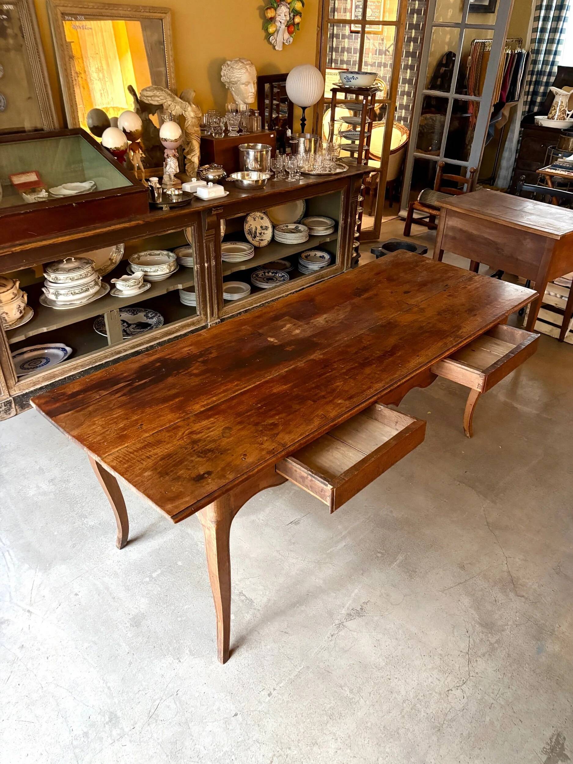 Dining table with 2 drawers in walnut, Louis XV period, 18th century. ☐ 188 x 70 cm
