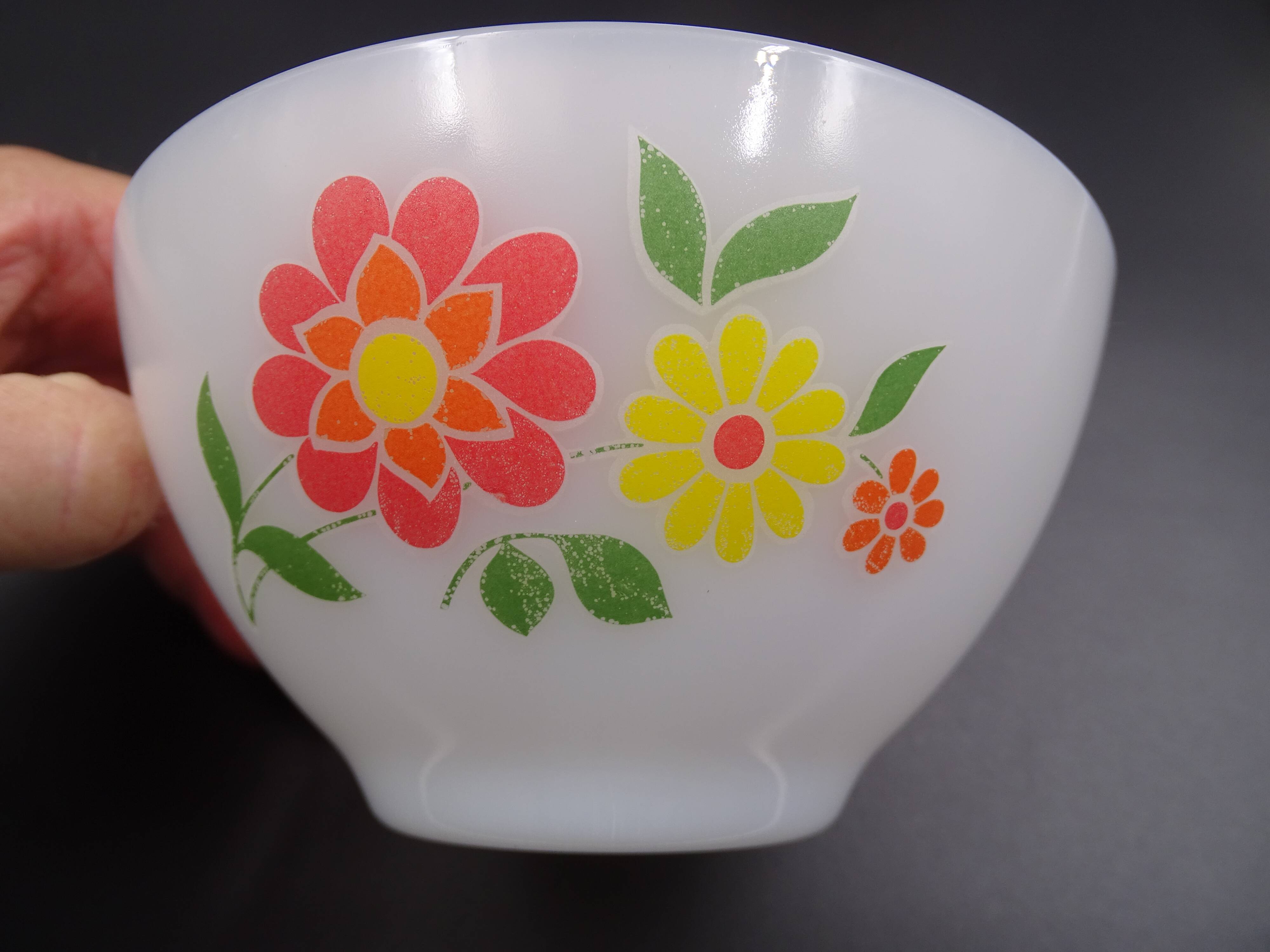 Set of 7 bowls in arcopal -flower décor - vintage around 1970