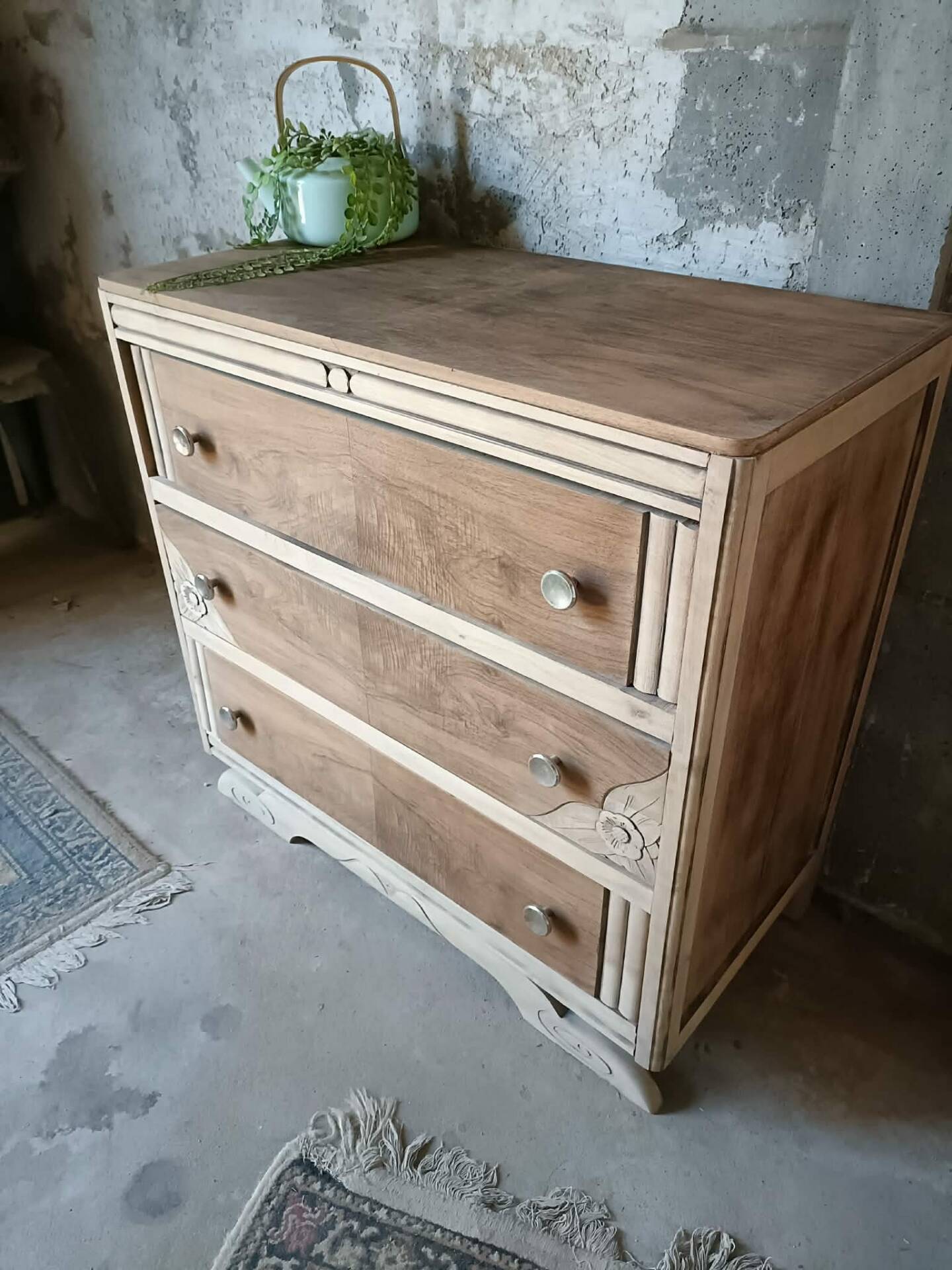 Wooden chest of drawers