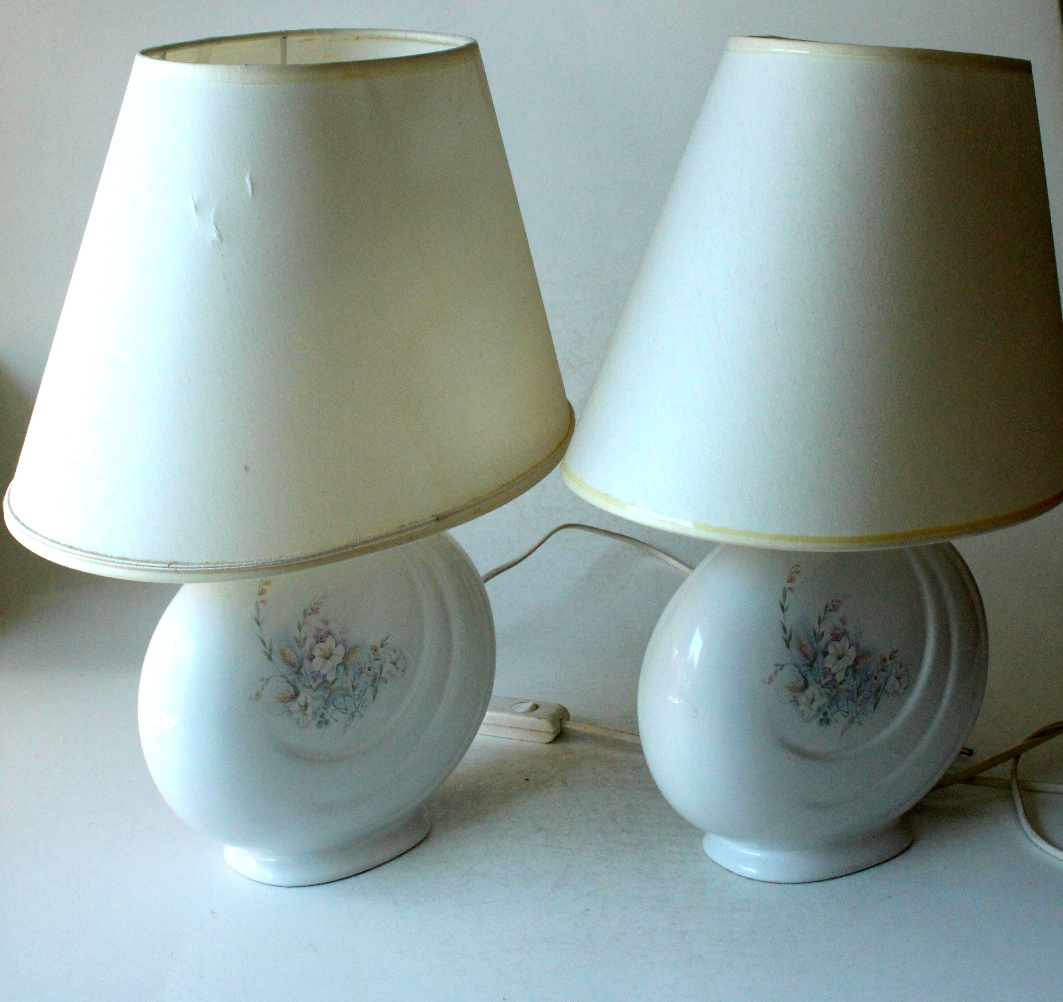 2 bedside lamps made of white ceramic with floral motifs and fabric lampshades, vintage from the 70s