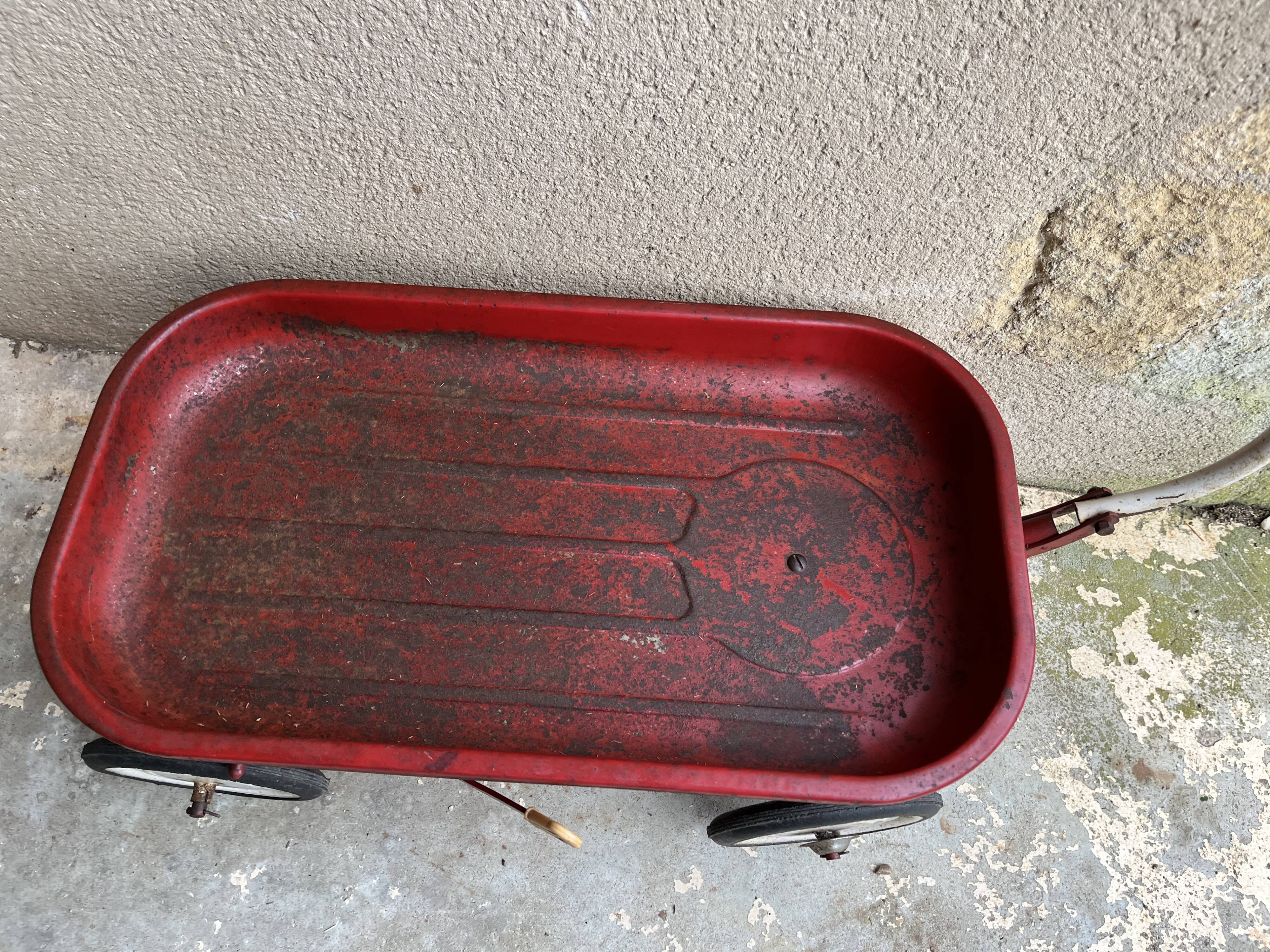 Old child's pull-out cart "the mistral"