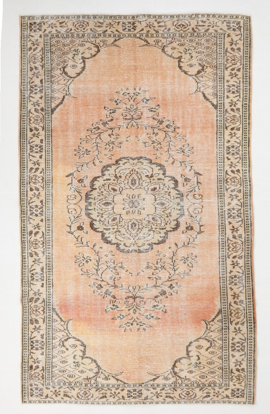 Madallion classic style distressed rug 266x161 cm